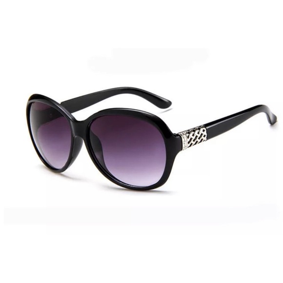 Accessories - Black Round Oversized Sunglasses Polarized with Case Nwt